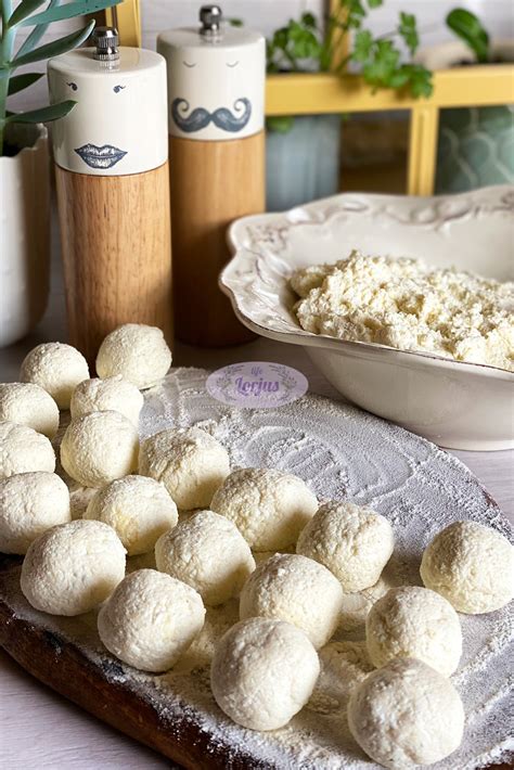 Manų kruopų ir varškės indų su blynelių ruošimo ingredientais nuotrauka