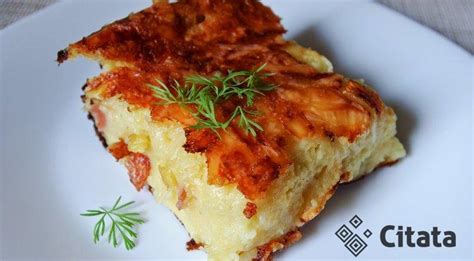 Keptas kugelis išimamas iš orkaitės