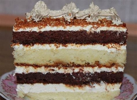 Sodrus griliažinis tortas ant šventinio stalo