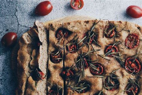 Itališka fokačija su pomidorais ir rozmarinu