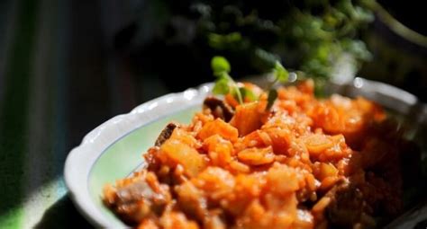 Kiaulienos gabaliukai su ananasais ir bambuko ūgliais