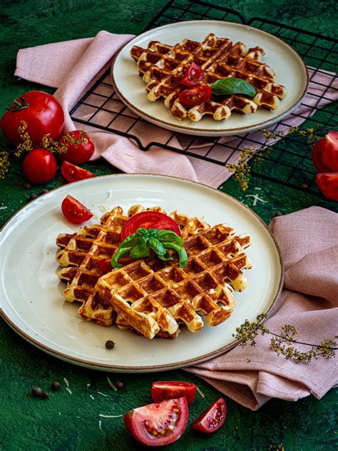 Belgiški vafliai su ikrais ir kreminiu sūriu
