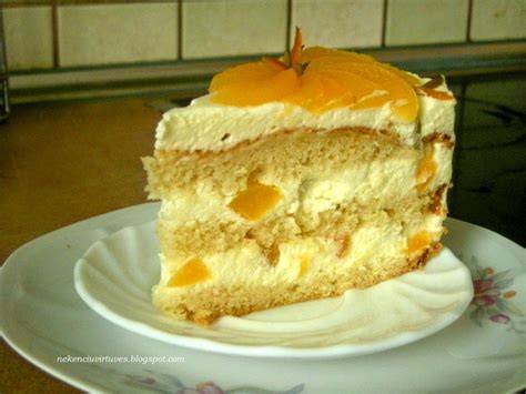Tortas su persikais, mangų tyre ir šokolado dekoracija