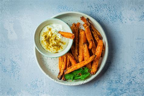 morkų ir saliero lazdelės patiekimui