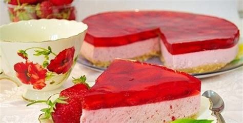 Braškių pyragas su skaidriu želės sluoksniu ir kremu