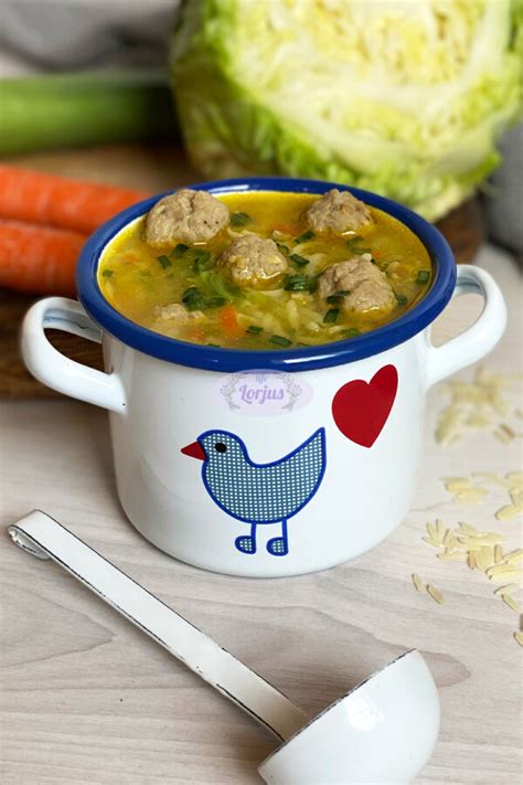 Vaizdas su įvairių šalių sriubomis su mėsos kukuliais