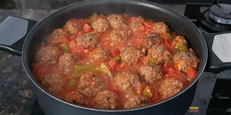 Nuotrauka su paruoštais mėsos kukuliukais ir daržovėmis