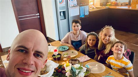 Nuotrauka su vaikais, ragaujančiais kukulaičių sriubą