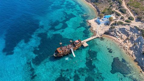 Cala Comte paplūdimys ir krištolo skaidrumo vanduo