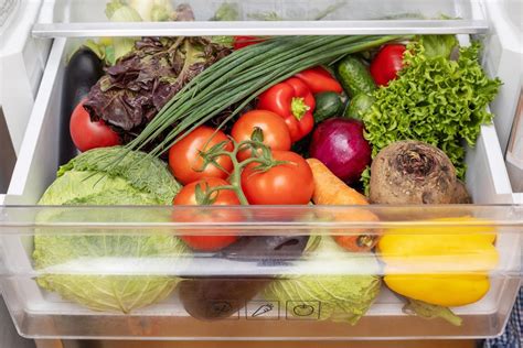 Tvarkingai sudėti maisto produktai šaldytuve
