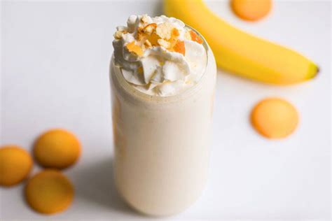 Šokoladinis bananų kokteilis stiklinėje