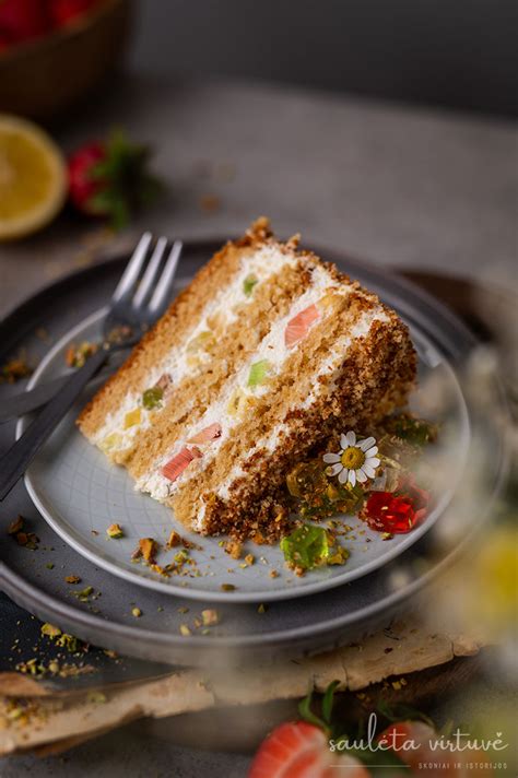 Biskvitinis tortas su želė ir grietinėle