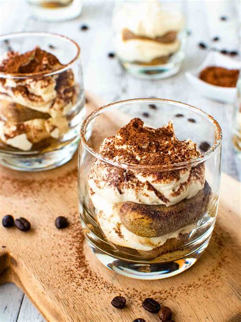 Porcijiniai desertai, pavyzdžiui, Tiramisu stiklinėje