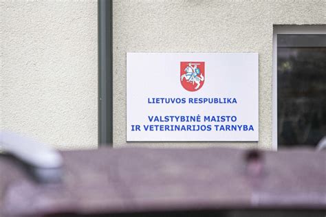 Valstybinės maisto ir veterinarijos tarnybos inspektoriai atlieka patikrinimą mėsos prekybos vietoje