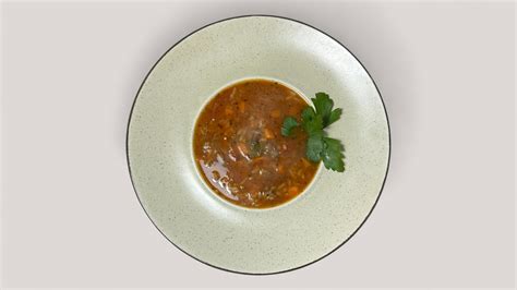 Charčio sriubos ingredientų rinkinys: jautiena, ryžiai, daržovės ir prieskoniai