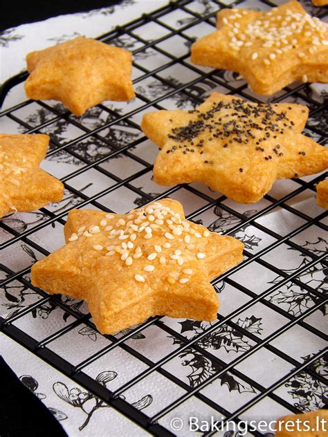 Sūrio sausainiai žvaigždutės ant kepimo popieriaus