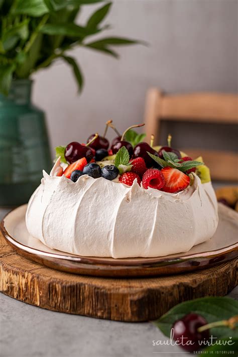 Pavlova tortas su uogomis