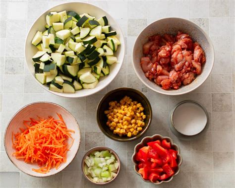 Ingredientai klasikinei cukinijų picai