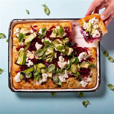 Cukinijų pica su burokėliais ir ožkų sūriu