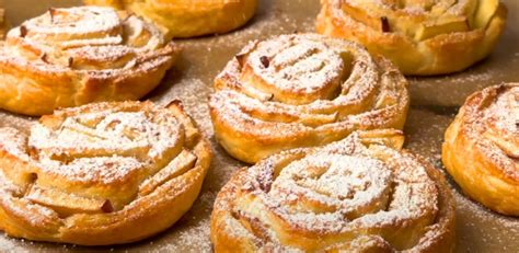 Plonai pjaustytos obuolių skiltelės, susiliejusios su tešla