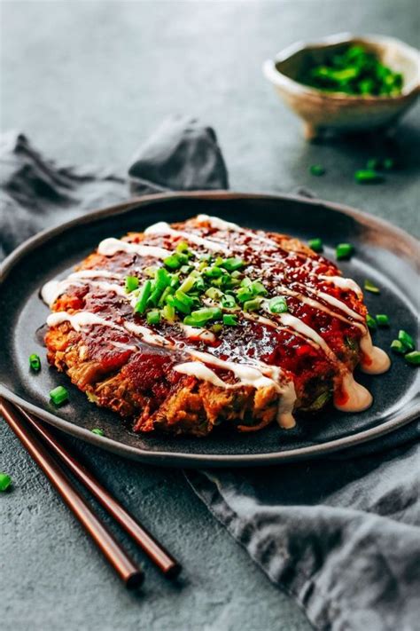 Japoniški Okonomiyaki blyneliai su padažu