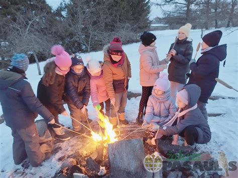 Vengrų piemenys prie laužo su katilu