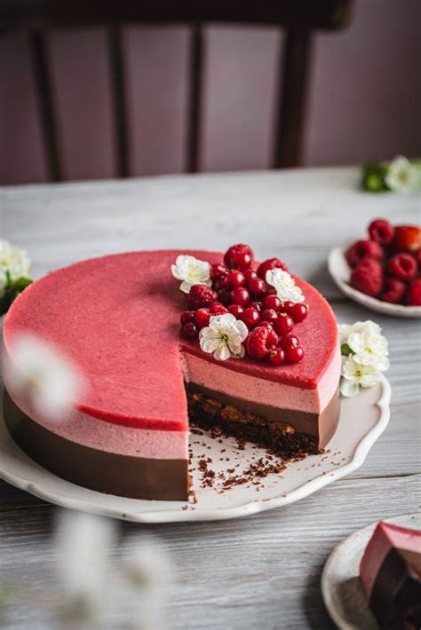 Išpuoštas Juodojo Miško tortas su šokolado drožlėmis