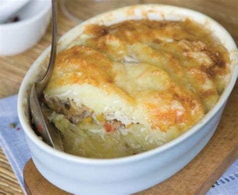 bulvių ir faršo apkepas lėkštėje