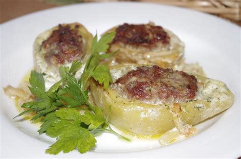 įvairūs patiekalai su bulvėmis ir faršu