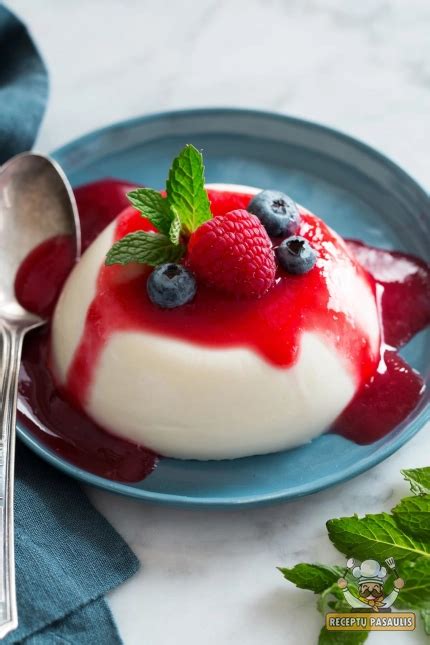 Panna cotta su uogų padažu