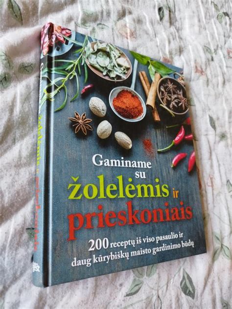 Nuotrauka su įvairiais prieskoniais ir žolelėmis