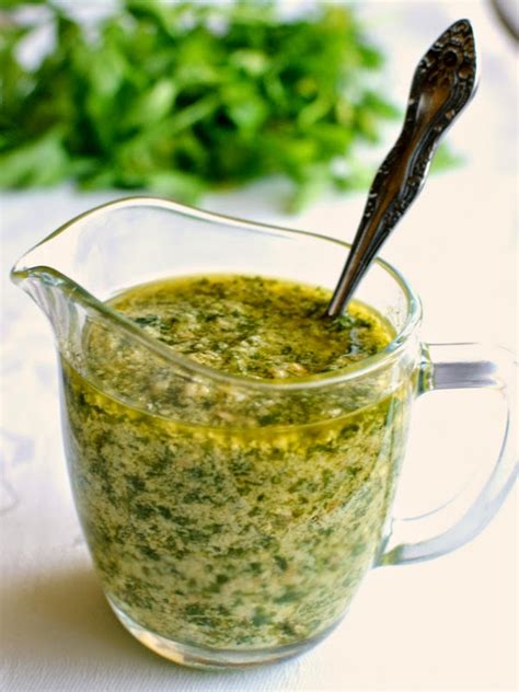 Nuotrauka su paruoštu itališku salotų padažu stiklainyje