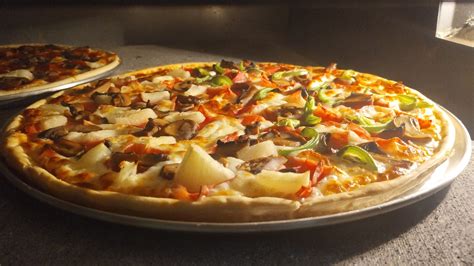 Nuotrauka su įvairiomis salotomis, pagardintomis itališku padažu