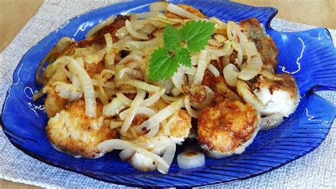 Kepta žuvis marinate patiekta ant stalo