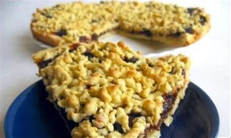 Pyragas su kriaušėmis ir slyvų uogiene