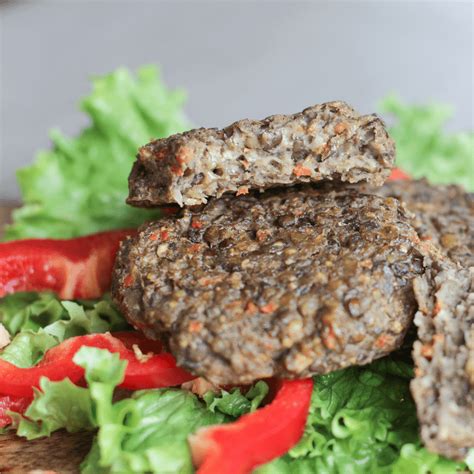 Lęšių ir pievagrybių kotletai, patiekti kaip burgeris
