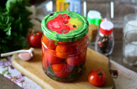 Konservuoti pomidorai, svogūnas ir sviestas - pagrindiniai ingredientai