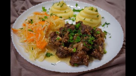 Lėkštė su aromatinga troškinta jautiena kokosų piene ir ryžiais