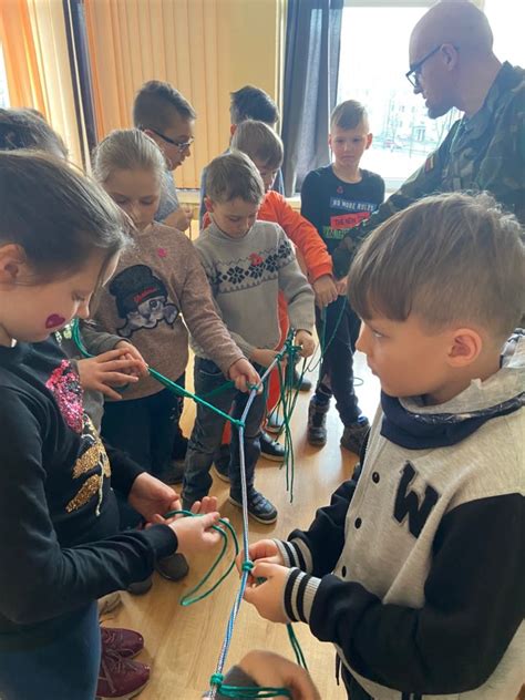 Vaikai dalyvauja edukaciniuose užsiėmimuose