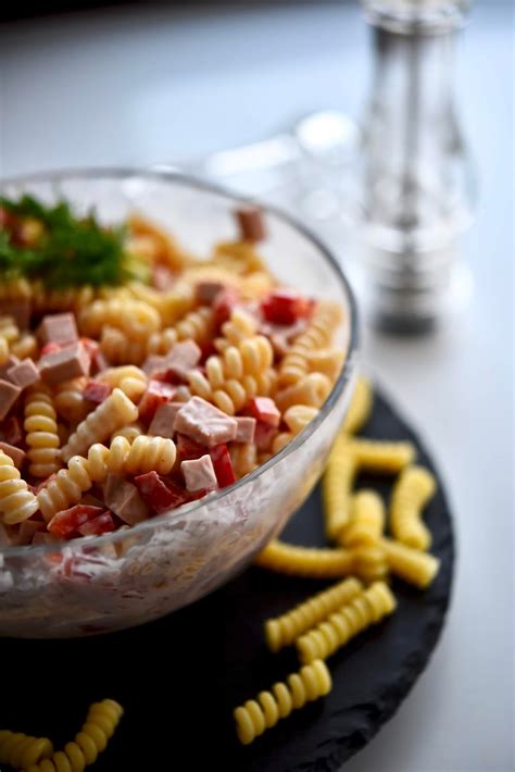 Makaronų sriubos su rūkyta dešra lėkštė