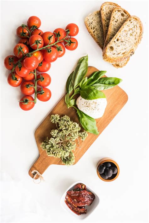 Klasikinės bruschettos ingredientai: pomidorai, bazilikas, česnakas, duona, aliejus