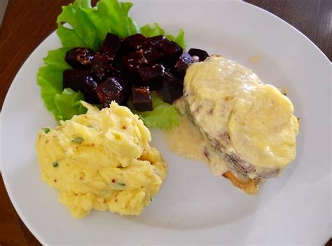 Ežero lydekos kepsnys su svogūnais ir bulvių koše