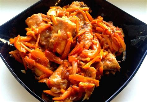 Jūros lydeka troškinama su svogūnais ir morkomis