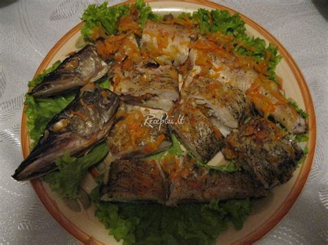 Jūros lydeka kepta su daržovėmis ir sūreliu