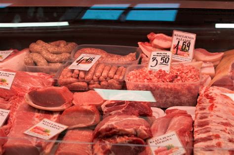Pirkėjai Kalvarijų turguje renkasi mėsą