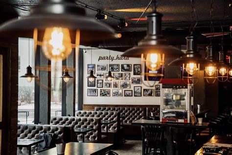 Restoranas Lokys interjeras su žvėrienos patiekalais