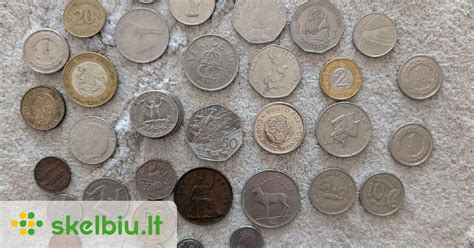 Monetos ir banknotai ant lėkštės, simbolizuojantys arbatpinigius