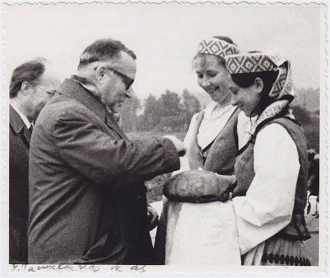 Lietuviškų vestuvių paprotys - pasitikimas su duona ir druska