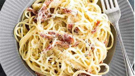 Carbonara patiekalas su naminiais makaronais