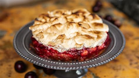 Braškinis pyragas su morengo kepure